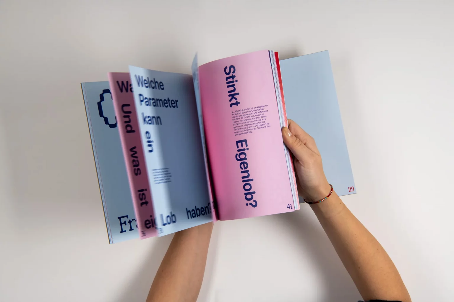 Laudo Buch wird durchblättert