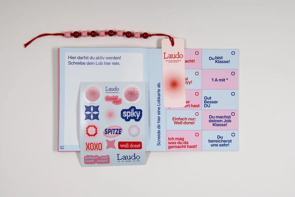 Laudo Buch mit Sticker und Lesezeichen